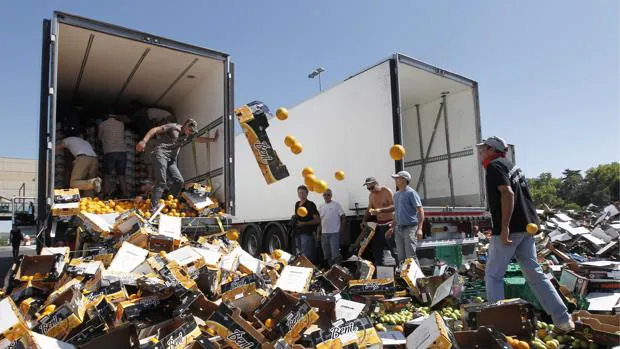 Imagen de archivo de 2011 de agricultores franceses destruyendo la carga de un camión español
