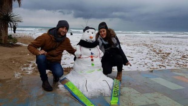 Ola de frío en las playas alicantinas: «No se veía nieve aquí desde hace treinta años»