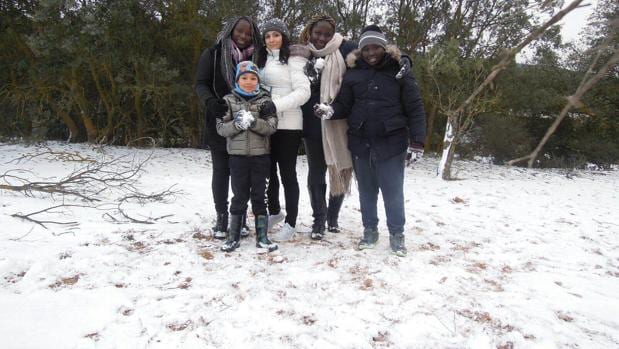 Un grupo de alicantinos disfruta de la nieve en Ibi