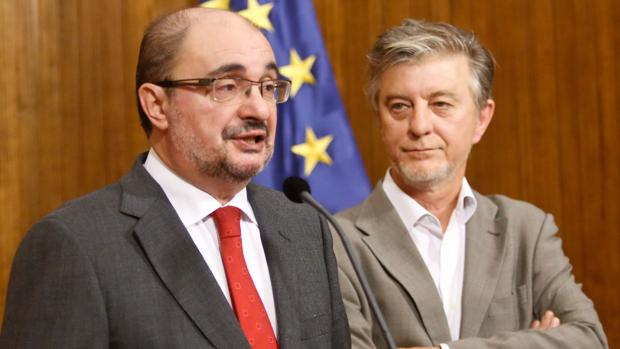 El presidente de Aragón, Javier Lambán (PSOE), junto al alcalde de Zaragoza, Pedro Santisteve, de la órbita de Podemos