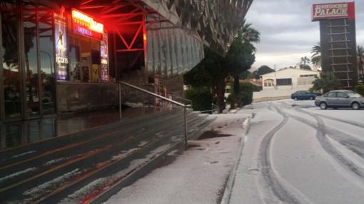 Granizo frente a la entrada del Benidorm Palace, este jueves