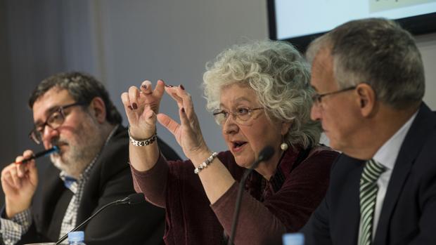 Teresa Freixes, junto a José Bou (derecha) y Sergi Fidalgo