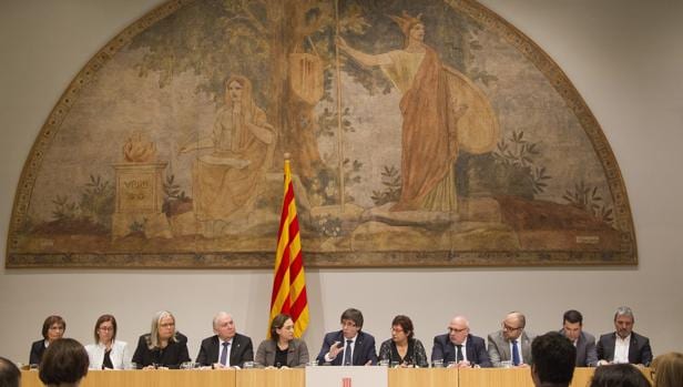 Colau y Puigdemont, en el centro de la imagen, durante la firma del convenio