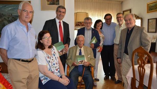 El coronel Miranda con sus cinco hijos, el presidente de la Diputación de Toledo, Álvaro Gutiérrez, y el consejero de Cultura, Ángel Felpeto
