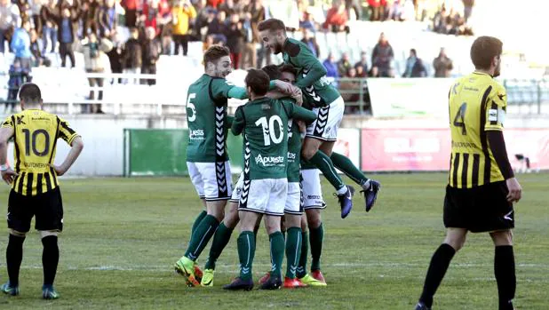 Los futbolistas del Toledo celebran un gol ante el Barakaldo en la última victoria del equipo (2-1)
