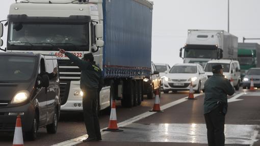 Imagen de los camiones atrapados en la A-3 tomada este viernes