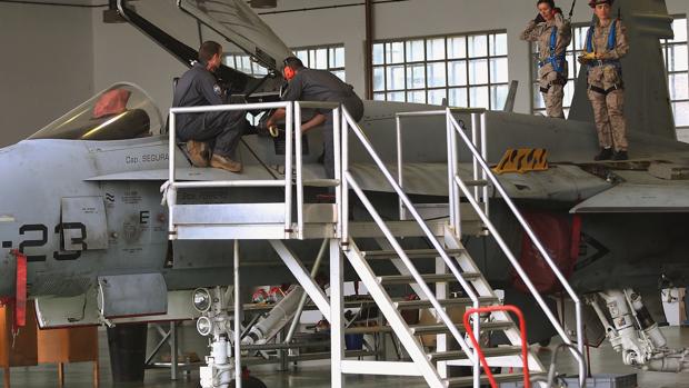 Puesta a punto de un cazabombardero en un hangar de la Base Aérea de Zaragoza