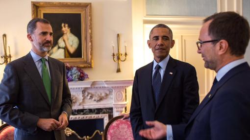 Costos, junto al entonces Príncipe Felipe y Barack Obama, en un primer encuentro