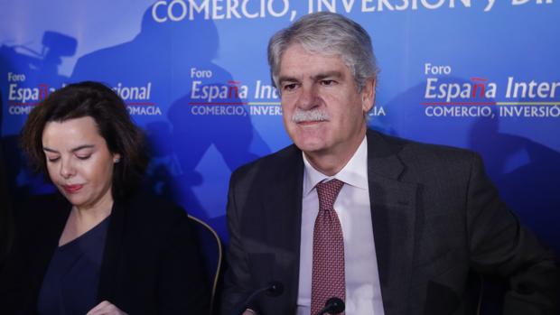 Alfonso Dastis, este jueves junto a Soraya Sáenz de Santamaría en el desayuno del Foro de Nueva Economía