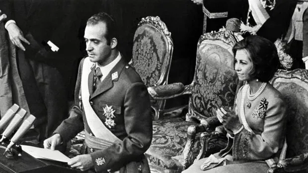 El Rey Juan Carlos y la Reina Sofía, ante el Congreso en noviembre de 1975