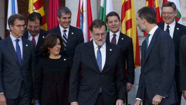 Puig (detrás) esta semana en un acto público con el Rey Felipe II, Rajoy y Sáenz de Santamaría, entre otros