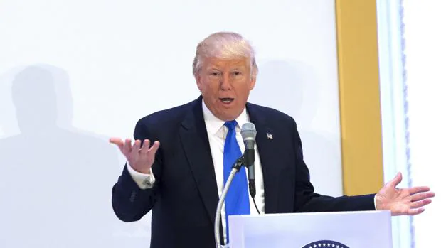 El presidente electo, Donald Trump, ofrece un discurso ante la cúpula del partido Republicano en el Hotel Trump International en Washington DC
