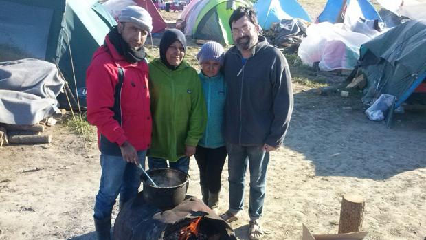 Gerardo López, a la derecha, con una familia de refugiados en un anterior viaje