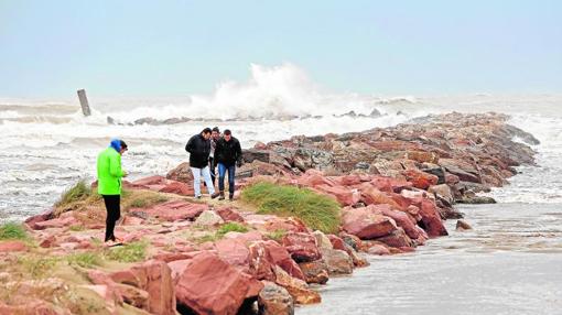 Olas de grandes dimensiones en una playa valenciana, este sábado