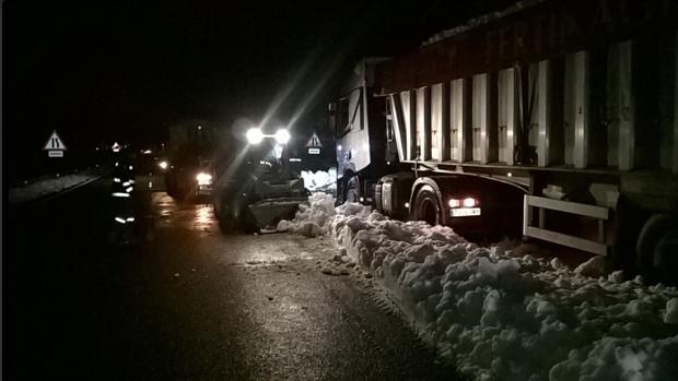 La Unidad Militar de Emergencias ttabaja en Barracas para el rescate de un camión en la nieve