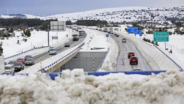 Efectgivos de Bomberos durante el rescate de la mujer enferme aislada por la nieve