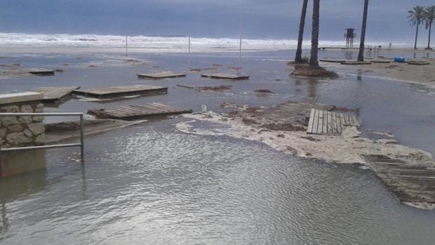 Aspecto de la playa de Cullera, inundada