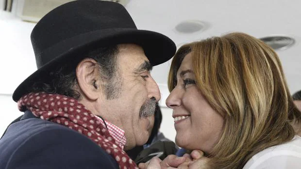 Susana Díaz con el restaurador y alcalde de Castroverde de Campos, Cecilio Lera, este sábado en Palencia