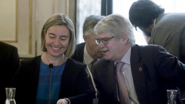 Dastis junto a Mogherini durante el Foro la Unión por el Mediterráneo, celebrado este lunesen Barcelona