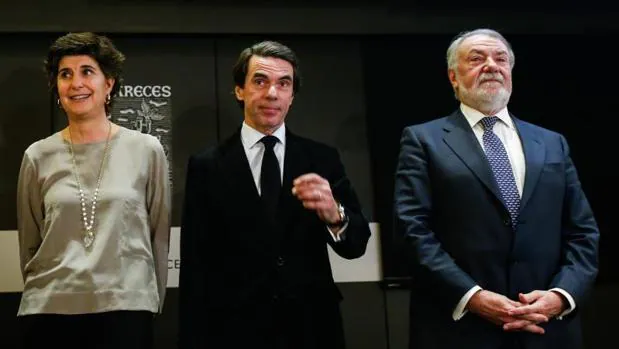 José María Aznar, en el centro, junto a María San Gil y Jaime Mayor Oreja