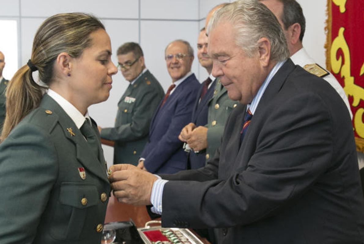 Gutierrez Panigua, Policía Judicial y Criminalística de la Guardia Civil, recibe medalla del Duque de Ahumada