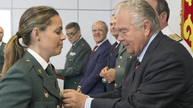 Gutierrez Panigua, Policía Judicial y Criminalística de la Guardia Civil, recibe medalla del Duque de Ahumada