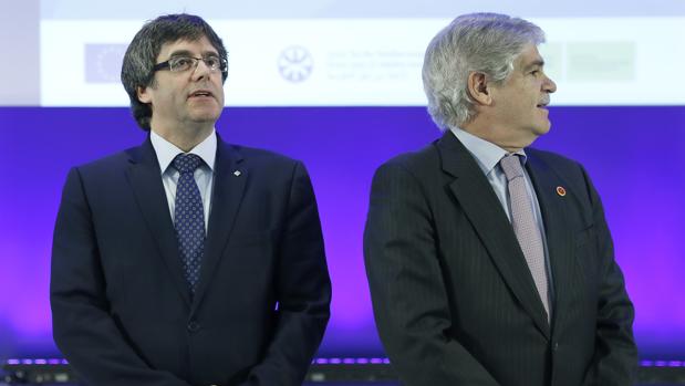 El titular de Exteriores, Alfonso Dastis (dcha) y el preisdente de la Generalitat, Carles Puigdemont