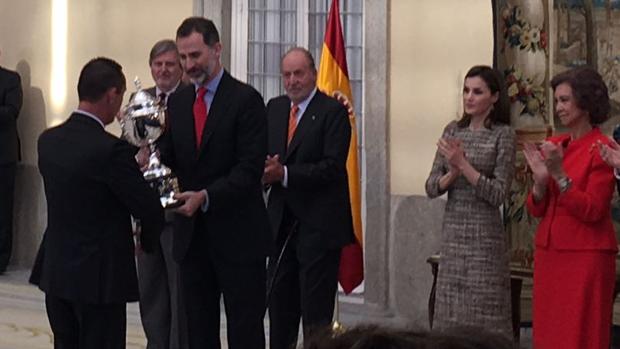 Colegio Base recibe el Premio Nacional del Deporte 2015