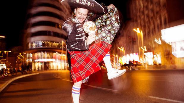 Brendan, escandalizando a los incautos viandantes en Gran Vía