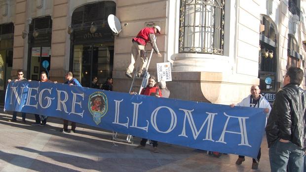 Cambio de placa de una de las calles, que pasaría a llamarse del Negre Lloma