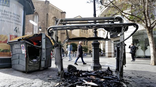 Imagen de archivo de un contenedor incendiado en Valencia