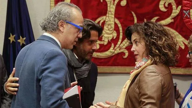 El ex consejero Morera (i), conversa con la parlamentaria Cruz Oval,y con el parlamentario Gustavo Matos