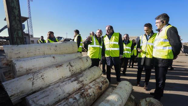 Herrera, durante la visita a la empresa Garnica Plywood de Valencia de don Juan (León)