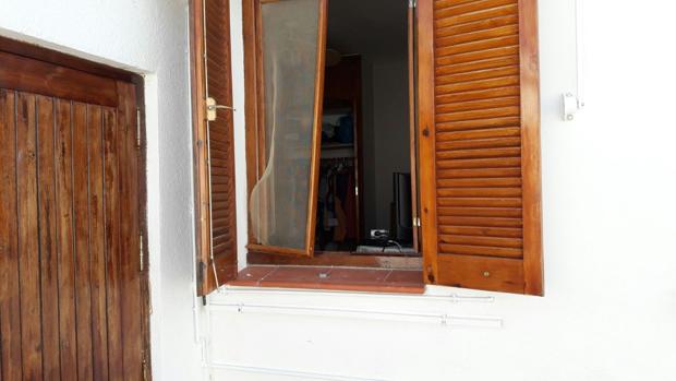 Imagen de la ventana forzada por los ladrones que entraron en la vivienda