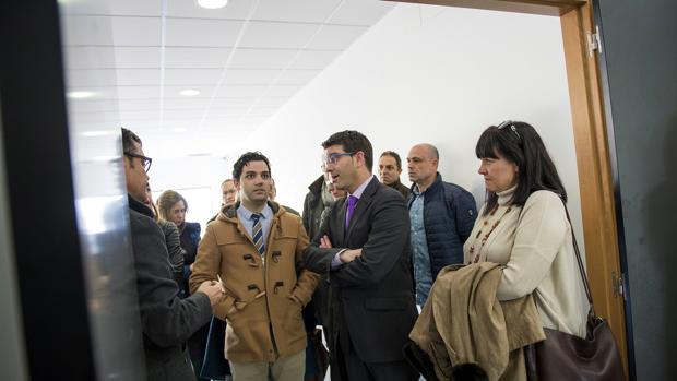 Imagen de la visita de Jorge Rodríguez al centro social de Paterna