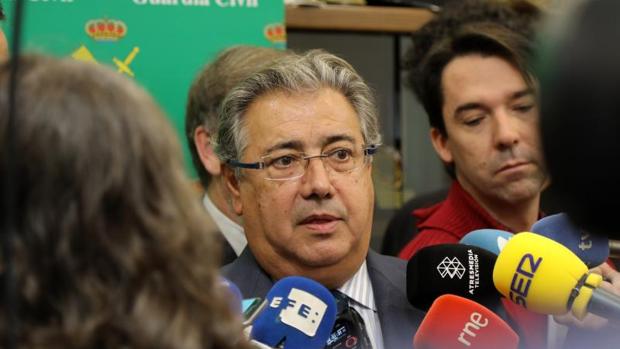 El ministro Juan Ignacio Zoido, abordado por los periodistas este jueves en Alicante