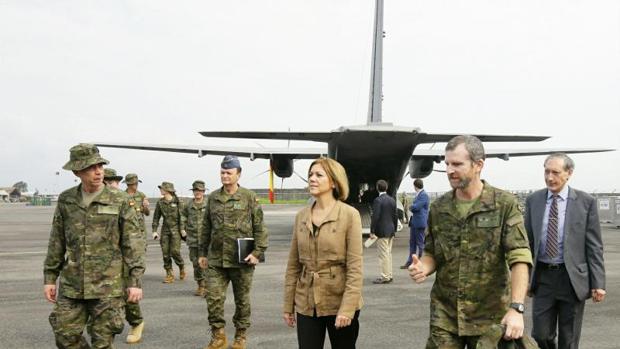 Cospedal durante su visita a los 50 militares españoles destinados en Libreville (Gabón)