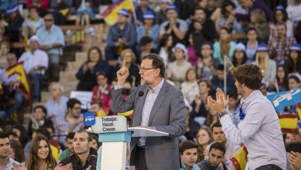 Rajoy, en un mitin multitudinario en Valencia en 2015