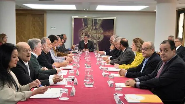 Trujillo, primero por la derecha, en la reunión del CES que acordó su nombramiento formal como presidente