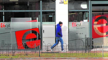 Un vecino segoviano pasea frente a unas oficinas del Servicio de Empleo de Castilla y León