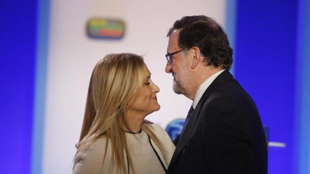 Cristina Cifuentes y Mariano Rajoy se saludan en la convención nacional del PP de marzo del pasado año