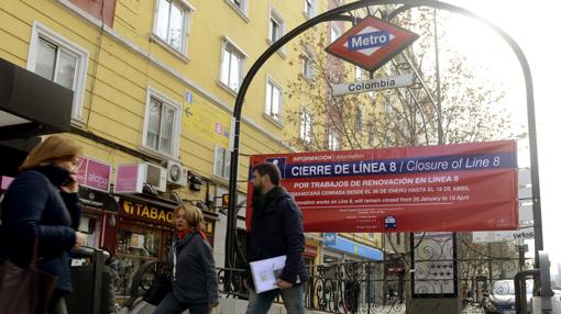 Un cartel anuncia el cierre, a la entrada de la estación de Colombia