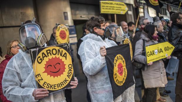 Protestas en Bilbao contra la apertura de la central de Garoña