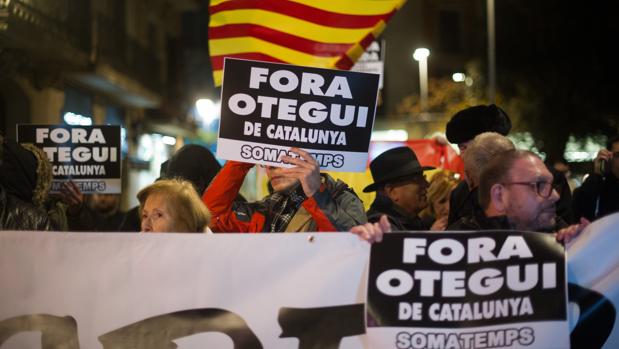 Los manifestantes se han concentrado con pancartas ante el Ateneu Barcelonès