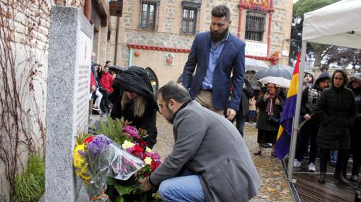 El concejal Diego Mejías se arranca a cantar en el homenaje a las víctimas del Holocausto