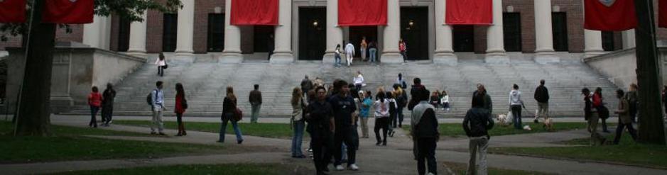 Imagen de la fachada de la Widener Library en la Universidad de Harvard