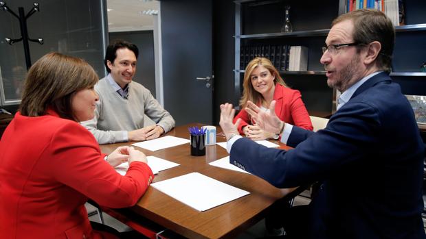 Isabel Bonig, junto a Javier Maroto, Eva Ortiz y Vicente Betoret este domingo en Valencia