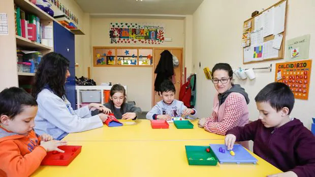Un grupo de menores con TEA en las instalaciones del Centro de Educación Especial «El corro», en Valladolid