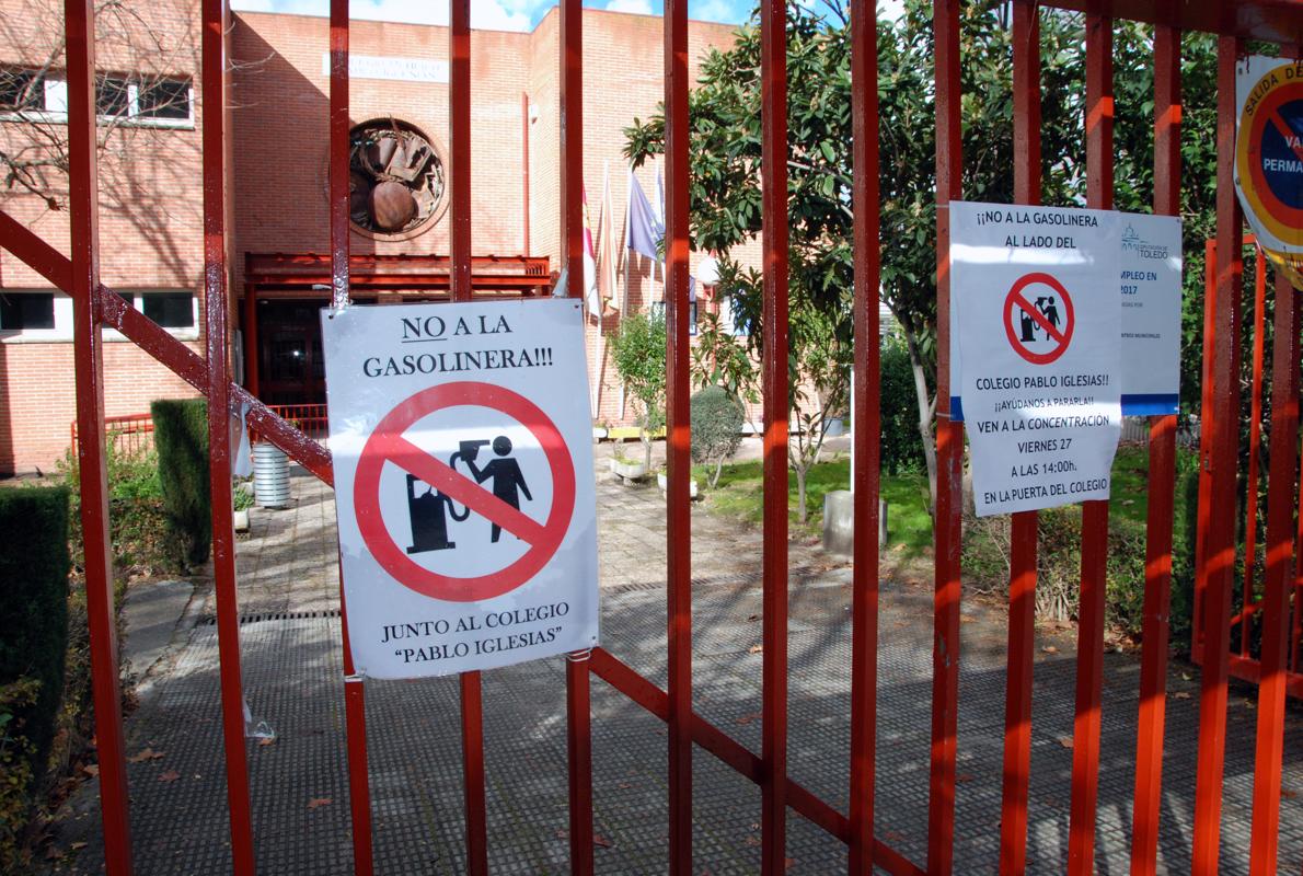 Carteles colocados por los padres en la verja de entrada al centro educativo