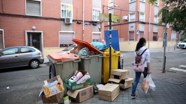 Montones de basura apilados en una calle de Vallecas